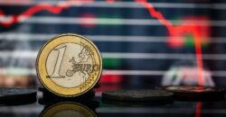 Euro Falls to 17-Month Low as France’s Debt and Political Risks Rattle Markets