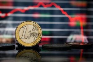 Euro Falls to 17-Month Low as France’s Debt and Political Risks Rattle Markets
