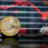 Euro Falls to 17-Month Low as France’s Debt and Political Risks Rattle Markets